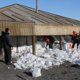 2019-20 Scott's 'Discovery' hut snow clearance, North side (002)