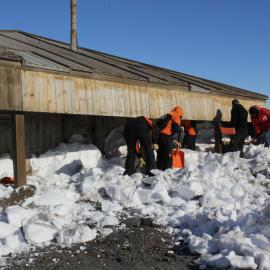 2019-20 Scott's 'Discovery' hut snow clearance, North side (004)
