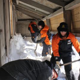 2019-20 Scott's 'Discovery' hut snow clearance, North side (005)