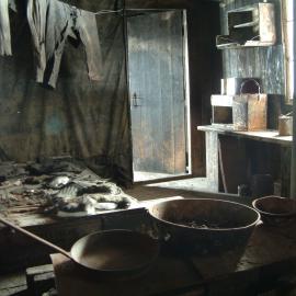 2005 Scott's 'Discovery' hut interior, Hut Point (001)