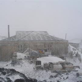 2005 Shackleton's 'Nimrod' hut in a storm