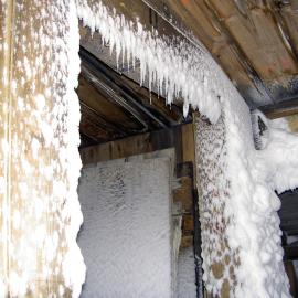 2006 Snow ingress in Scott's 'Discovery' hut, Hut Point (010)