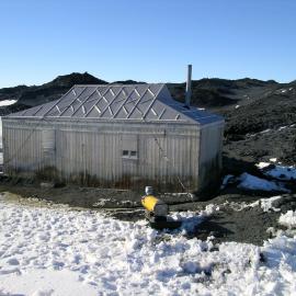 2005 Shackleton's 'Nimrod' hut South wall during snow removal
