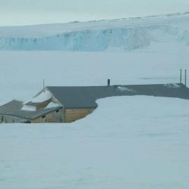 2003 Scott's 'Terra Nova' hut with snow build-up (001)