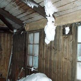 2003 Scott's 'Discovery' hut - Main Space snow ingress (001)