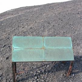 2003 K440 at Hut Point - Vince's Cross memorial plaque (002)
