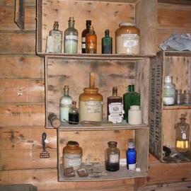 2003 K440 at Shackleton's 'Nimrod' hut, interior - Survey of box types (009)