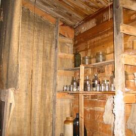 2002 K440B to Shackleton's 'Nimrod' hut, interior - Murray's Laboratory (001)