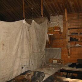 2002 K440B to Shackleton's 'Nimrod' hut, interior - Main room bunks (001)