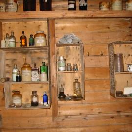 2002 K440B to Shackleton's 'Nimrod' hut, interior - Improvised shelves