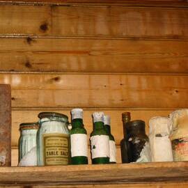 2002 K440B to Shackleton's 'Nimrod' hut, interior - Moisture on walls (003)