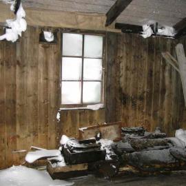 2004-05 Scott's 'Discovery' hut inspection, winter, interior (003)