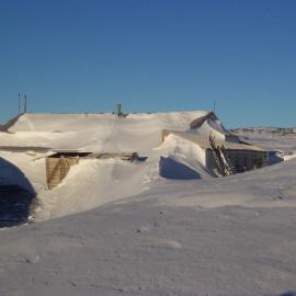 2004-05 Scott's 'Terra Nova' hut, work task, snow build-up (003)