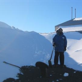 2006 Julian Bickersteth and the 'Aurora' anchor, Cape Evans
