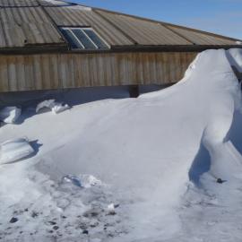 Snow accumulation at Scott's 'Discovery' hut (001)