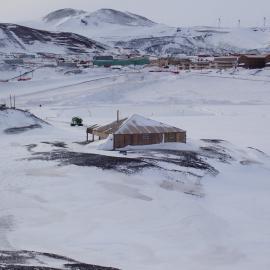 Snow accumulation at Scott's 'Discovery' hut (003)