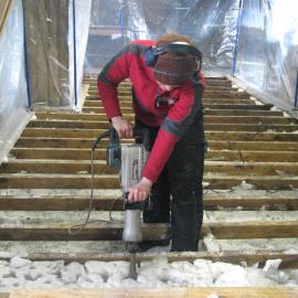 2008-09 'Terra Nova' hut, floor, Jana Stefan (039)