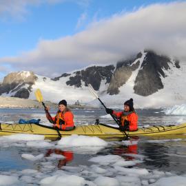 Inspiring Explorers Laurette Siemonek and Anzac Galette kayak through the brash iIce (007)
