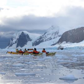 Convoy of kayakers (002)