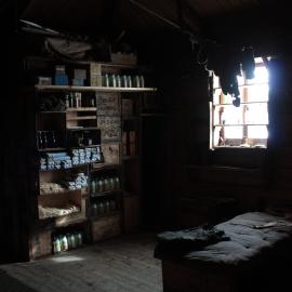 2008 09 'Nimrod' hut, interior artefacts (092)