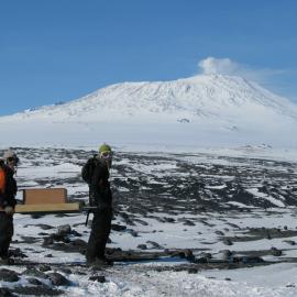 2008 09 Members of the AHT conservation team, Lizzie Meek and Anna Shepherd 