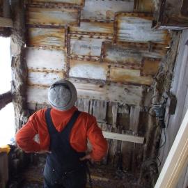 2007 Charley Brentnall in Mawson's Lab during repairs