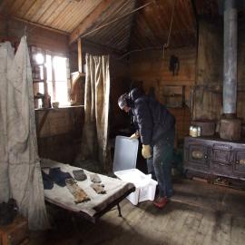 2006-07 Robert Clendon packing artefacts for conservation, Cape Royds (001)