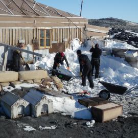 Snow mitigation at Shackleton's 'Nimrod' Hut (002)