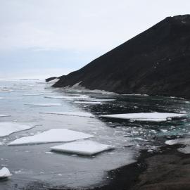 2013-14 Sea ice breaking up, Hut Point (002)
