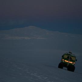 2013-14 Hägglunds travelling next to wayfinding flags
