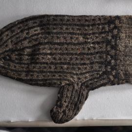 2013-14 Detail of mitten (001)