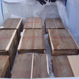 2013-14 AHT team unloading artefacts from cubers, Cape Evans (002)