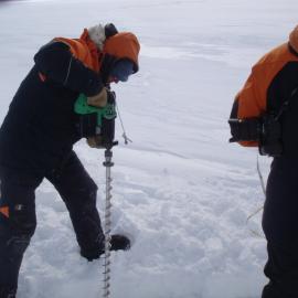 2013-14 Drilling holes to measure ice thickness (004)