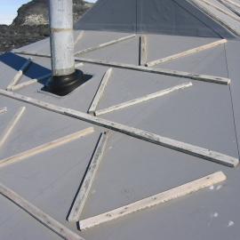 2005-06 Shackleton's 'Nimrod' hut, East roof before work (002)