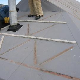 2005-06 Shackleton's 'Nimrod' hut, East roof during work