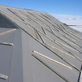 2005-06 Shackleton's 'Nimrod' hut, North roof before work (002)