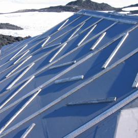 2005-06 Shackleton's 'Nimrod' hut, South roof before work (001)