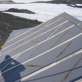 2005-06 Shackleton's 'Nimrod' hut, South roof during work (002)