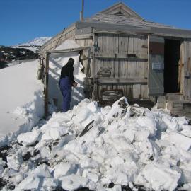2005 Conservators at work, Robert Clendon, Shackleton's 'Nimrod' hut