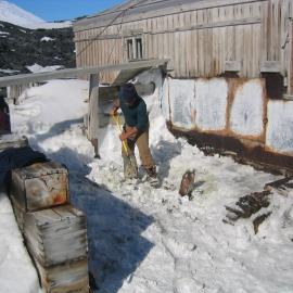 2005 Conservators at work, Al Fastier, Shackleton's 'Nimrod' hut