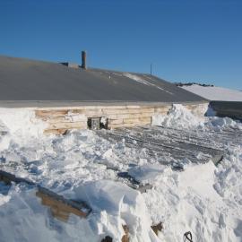 2006 Al Fastier and Robert Clendon clearing snow at Cape Evans (001)