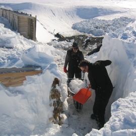 2006 Al Fastier and Robert Clendon clearing snow at Cape Evans (002)