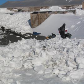 2006 Al Fastier clearing snow at Cape Evans (003)