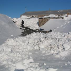 2006 Al Fastier clearing snow at Cape Evans (004)