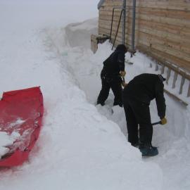 2006 Al Fastier and Robert Clendon clearing snow at Cape Evans (002)