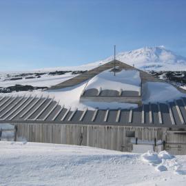 2006 Snow build-up, Scott's 'Terra Nova' hut, Cape Evans (001)