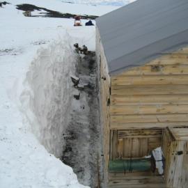 2006 Snow build-up, Scott's 'Terra Nova' hut, Cape Evans (003)
