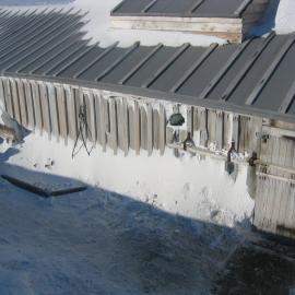 2006 Snow build-up, Scott's 'Terra Nova' hut, Cape Evans (004)