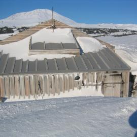 2006 Snow build-up, Scott's 'Terra Nova' hut, Cape Evans (005)