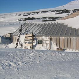2006 Snow build-up, Scott's 'Terra Nova' hut, Cape Evans (006)